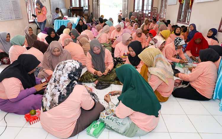 Mak Ganjar Kalteng Adakan Pelatihan Membuat Serbuk Jahe Merah kepada Pelaku UMKM di Desa Sungai Bakau