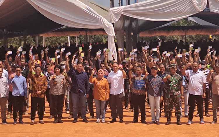 PT SML Serahkan Sisa Hasil Kebun Plasma Perdana kepada Masyarakat