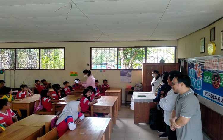 Puskesmas Jekan Raya Kampanye Gemar Makan Buah dan Sayur di SDN 3 Petuk Katimpun