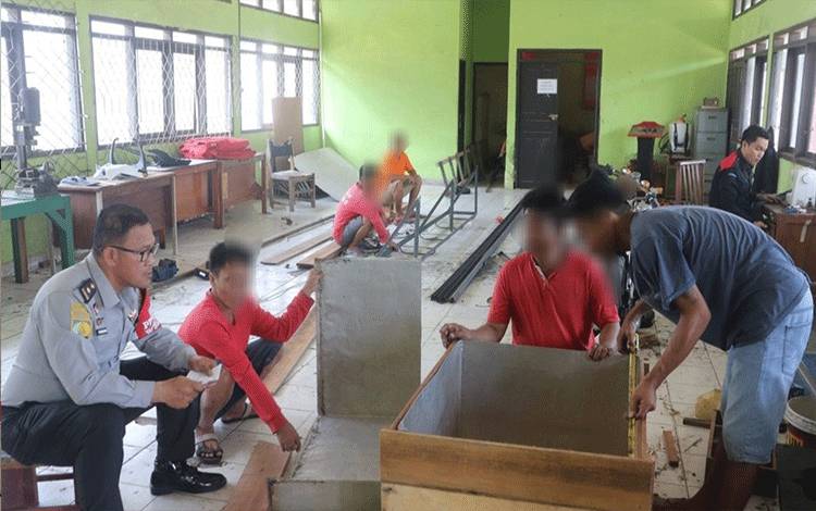 Petugas Rutan Kapuas Awasi Kegiatan Pembinaan Kemandirian WBP di Bengker