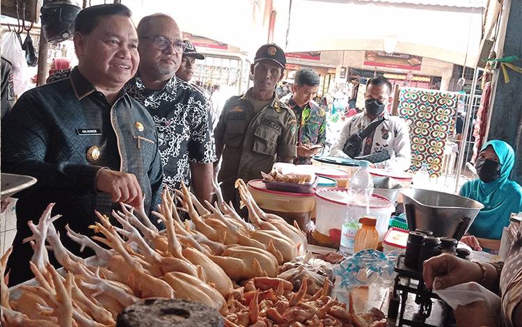 Bupati Kotim Instruksikan OPD Selidiki Penyebab Harga Daging Ayam Naik