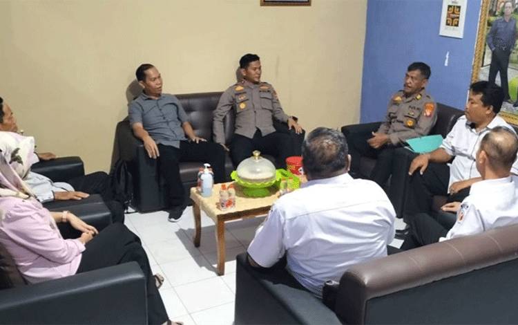 Kabag Ops Polres Kapuas Sambangi Kantor KPU dan Bawaslu Jelang Pemilu 2024