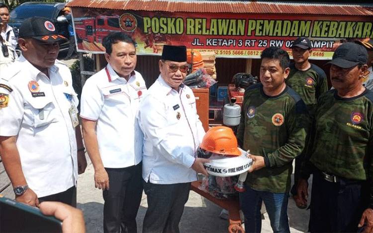 Pemkab Kotim Beri Bantuan Perlengkapan Pemadam Kebakaran Kepada Relawan