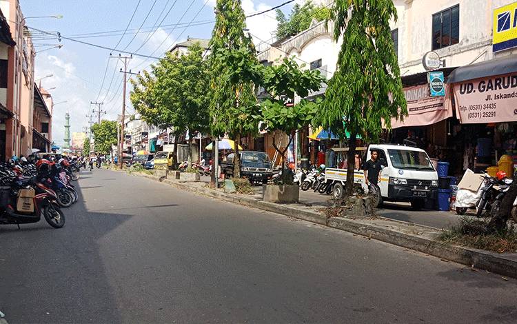 Median Jalan di Depan PPM Sampit Menunggu Giliran Dibongkar