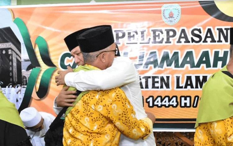 Bupati Lepas Calon Jemaah Haji Asal Lamandau, Keberangkatan Diiringi Tangis Keluarga