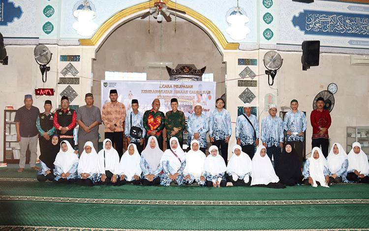 Asisten I Setda Seruyan Lepas Keberangkatan Calon Jemaah Haji?