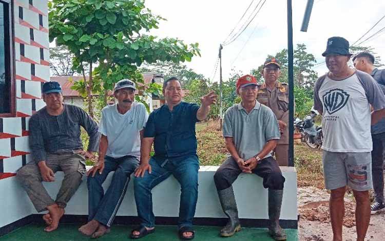 Bupati Kotim Kunjungi Warga Gotong Royong Hingga Temui Jalan Rusak Parah di Tengah Kota
