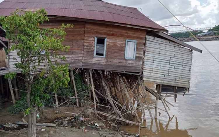 Rumah Warga di Flamboyan Bawah Ini Hampir Ambruk Total karena Abrasi