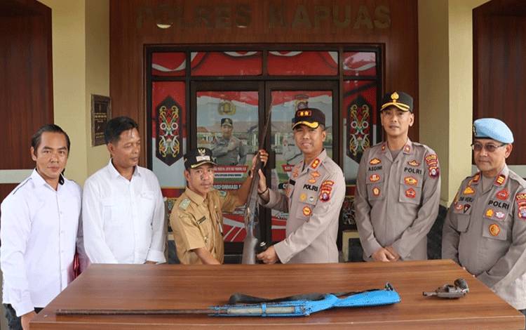Warga Serahkan Senpi Rakitan ke Polres Kapuas