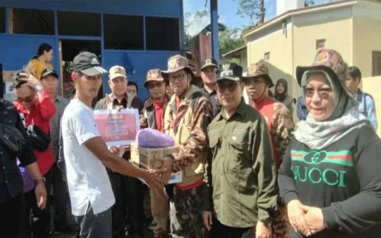 Pramuka Peduli Salurkan Bantuan Korban Kebakaran Desa Tumbang Bondang