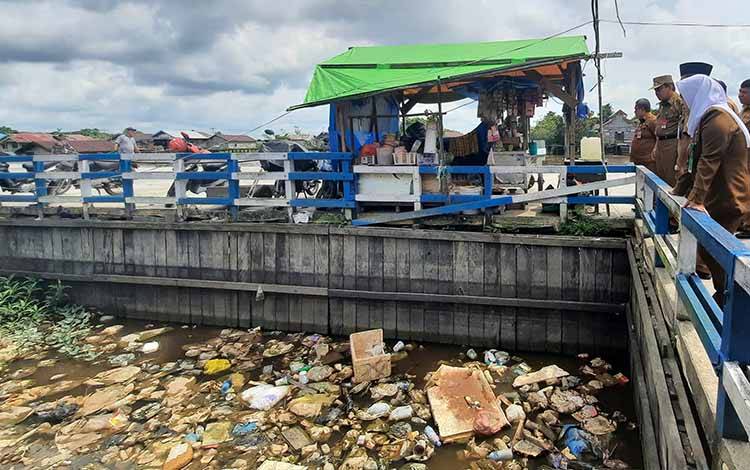 Pj Bupati Tinjau Tumpukan Sampah di Pasar Indrasari Pangkalan Bun
