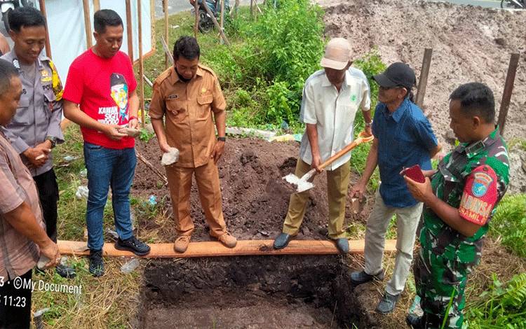 Politisi PDIP Hadiri Peletakan Pembangunan Gapura di Katimpun