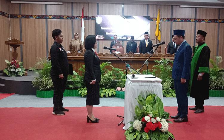 DPRD Kotim Melantik Dadang Prianto Menjadi Anggota PAW