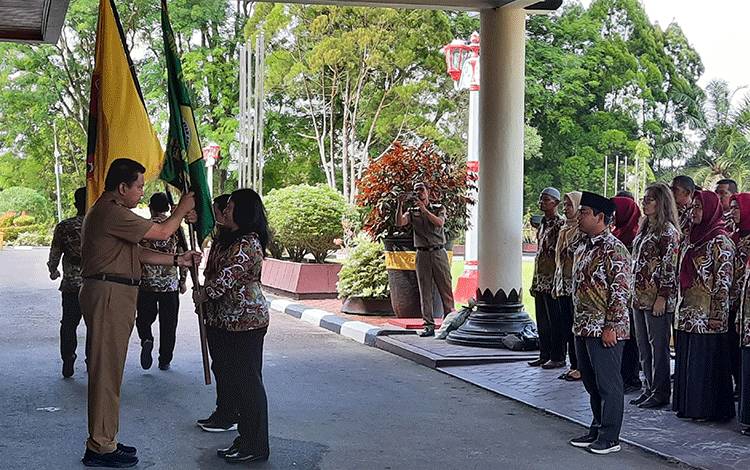 Pj Bupati Kobar Lepas Peserta Asal Kobar Ikuti Penas Petani Nelayan XVI Tahun 2023