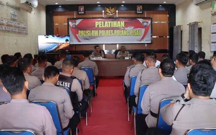 Kapolres Pulang Pisau Berikan Pelatihan Polisi Rukun Warga