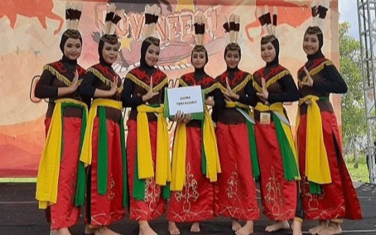 Grup Tari MTsN 1 Kapuas Terfavorit pada Festival GIBS