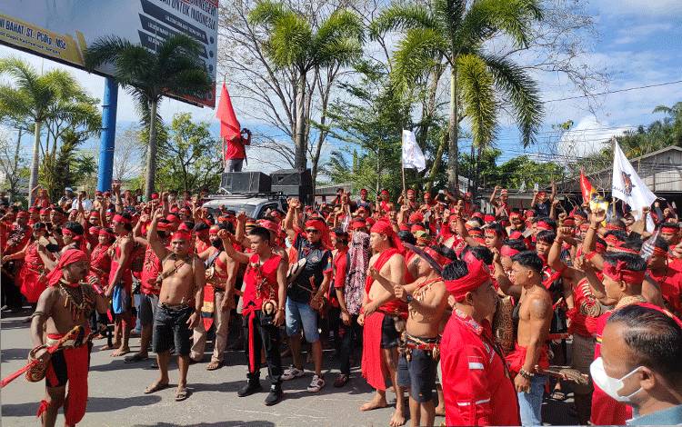 Ribuan Pasukan Merah Lakukan Aksi Damai di Depan Kantor Bupati Kotim