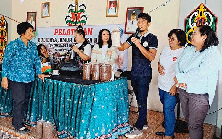Ketua TP-PKK Barito Timur Harap Budidaya Jamur Tingkatkan Kesejahteraan Keluarga