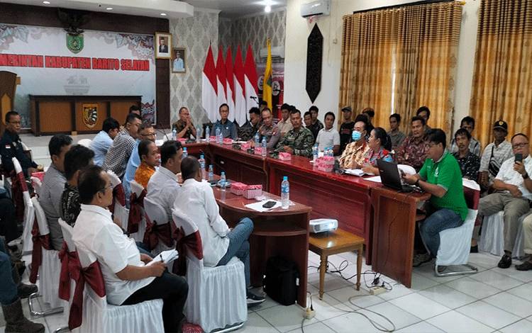 Pemkab Barsel Mediasi Warga Desa Muara Singan dengan Perusahaan soal Pencemaran Sungai