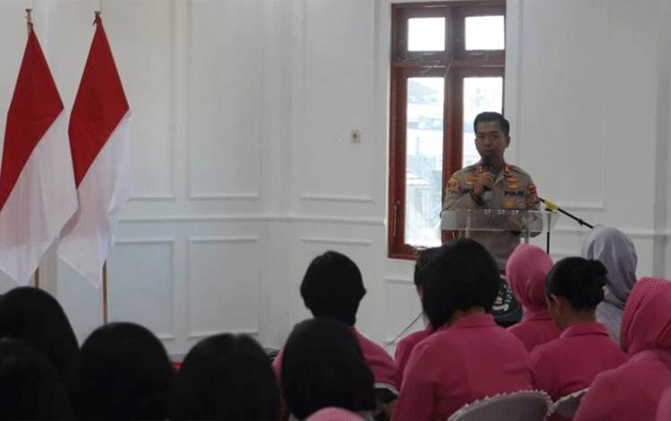 Kapolres Kapuas Hadiri Sosialisasi Pink Sehati Pengurus Bhayangkari Daerah Kalteng