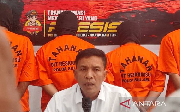 Polisi Kejar Empat Peretas Kartu Debit