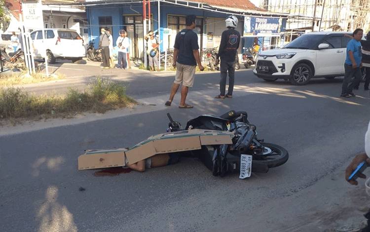 Pengendara Motor Tewas Usai Tabrak Samping Truk di Sampit