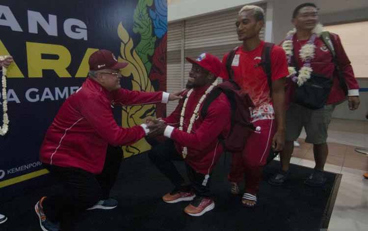 Kemenpora Carter Pesawat untuk Kepulangan Atlet ASEAN Para Games