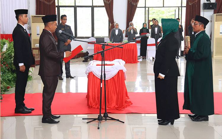 Ketua DPRD Seruyan Lantik Siti Mulyati Sebagai PAW Anggota DPRD