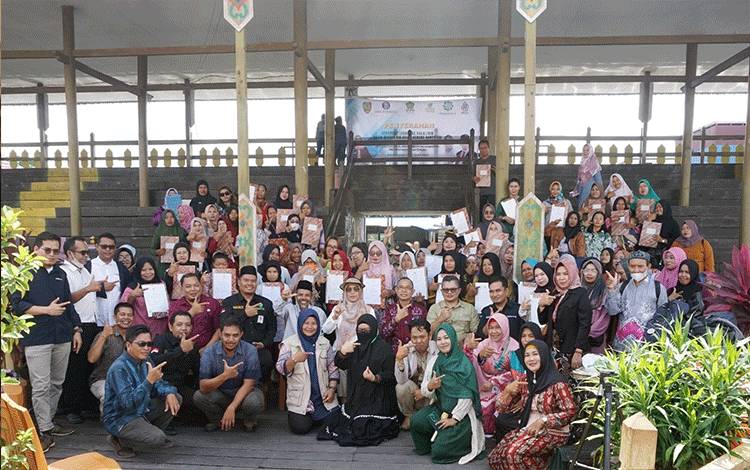130 UMKM Wisata Air Hitam Kereng Bangkirai Terima Sertifikat Halal Gratis