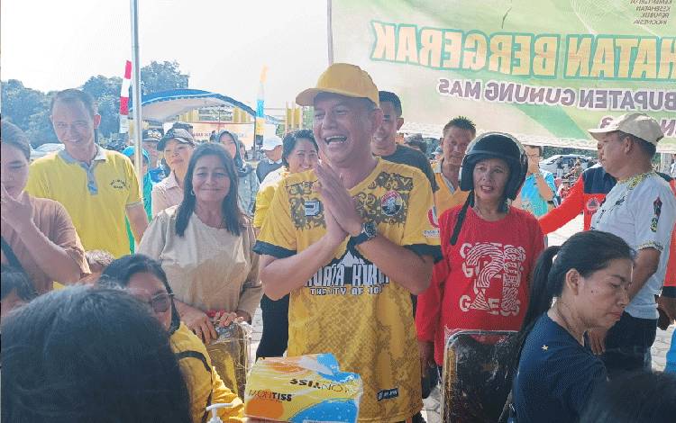 Bupati Gunung Mas Tinjau Pelaksanaan Berbagai Pelayanan hingga Bercengkrama dengan Masyarakat Saat Roadshow