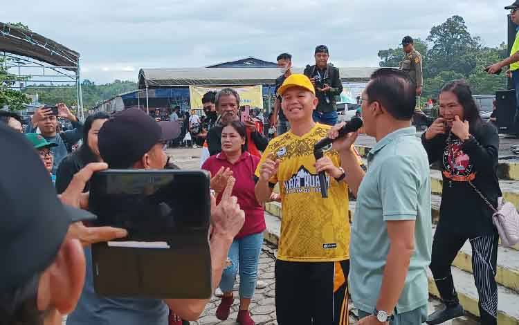 Bupati Gunung Mas Bernyanyi di Tengah Masyarakat Saat Roadshow di Kecamatan Kurun