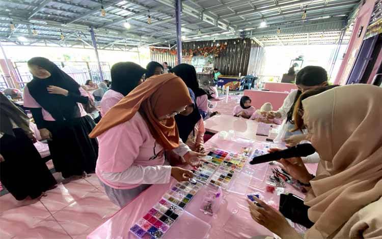 Sukarelawan Ganjar Adakan Pelatihan Membuat Gelang Bersama Komunitas Kejora Kreatif di Kalteng