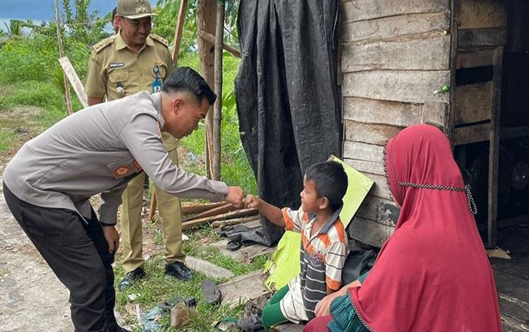 Sambangi Warga, Kapolres Kapuas Berbagi Bantuan Sembako