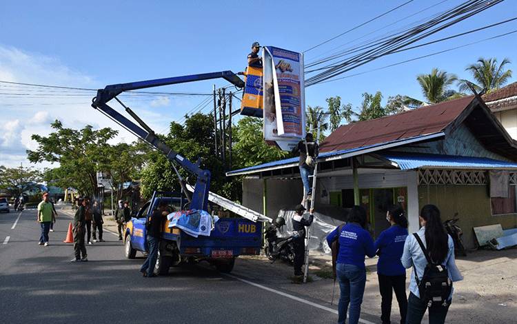 Sejumlah Iklan Rokok di Jalan Utama di Tertibkan Demi Dukung Kapuas Sebagai Kota Layak Anak