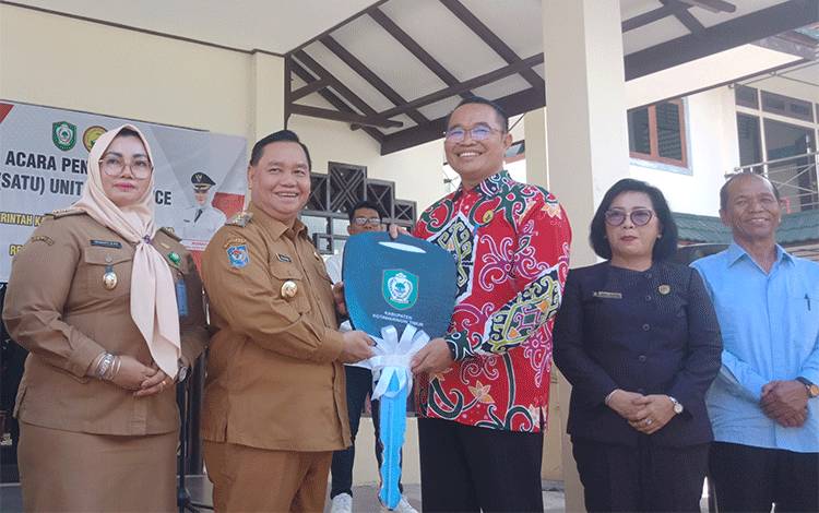 Pemkab Kotim Serahkan Bantuan Ambulans Kepada Resort GKE Sampit