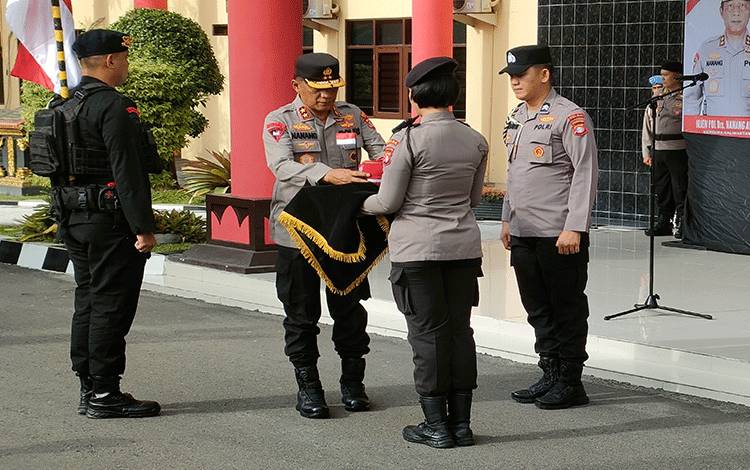 Polda Kalteng Gelar Apel Penyerahan dan Pemberangkatan Air Suci Pertapaan Tjilik Riwut