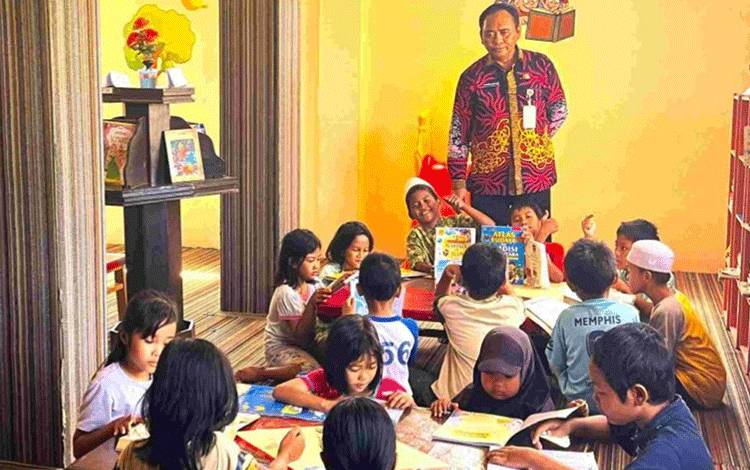 Sahabat Literasi Cilik Rutin Kunjungi Disarpustaka Kapuas