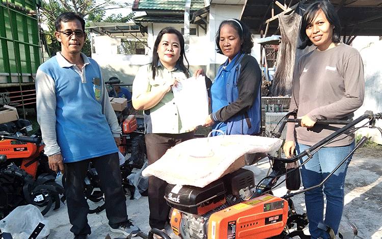 Dinas Pertanian Barito Timur Bagikan 26 Unit Alsintan Terhadap 20 Kelompok Tani
