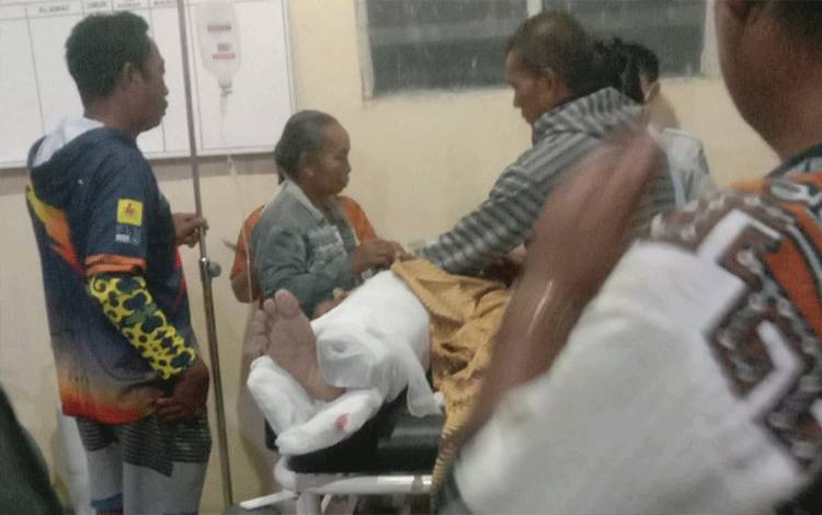 Motor Remuk Tabrakan dengan APV di Tumbang Nusa, Istri Meninggal, Suami Patah Kaki
