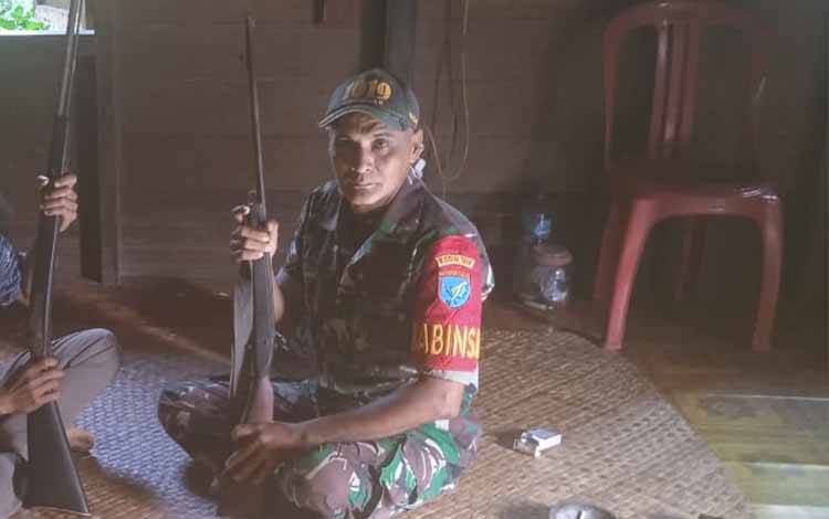 Seorang Warga Sukarela Serahkan Senjata Api Rakitan ke Babinsa