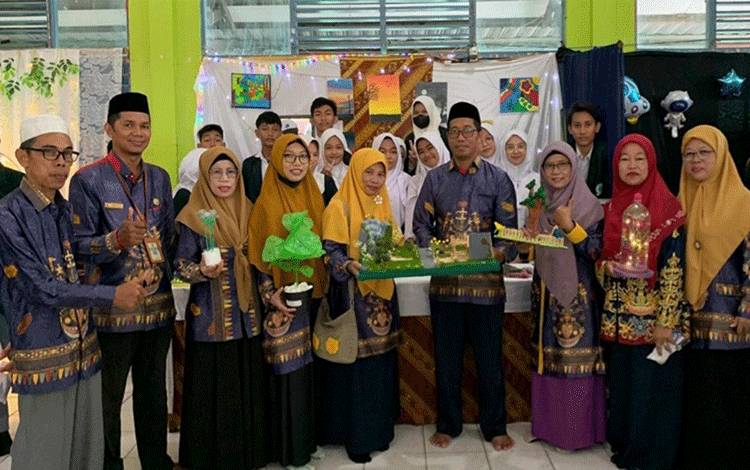 MAN Kapuas Apresiasi Minat Seni Peserta Didik Lewat Pameran Seni Rupa