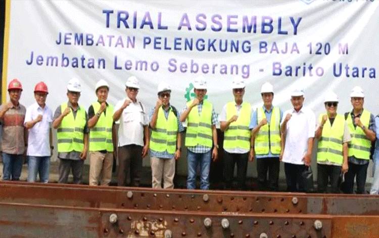 Bupati Barito Utara Tinjau Fabrikasi Konstruksi Jembatan Lemo Seberang