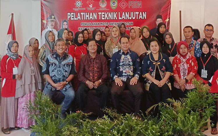 Buka Pelatihan Pengolahan Motif Anyaman Rotan Pengrajin Hanau, Ini Kata Sekda Seruyan