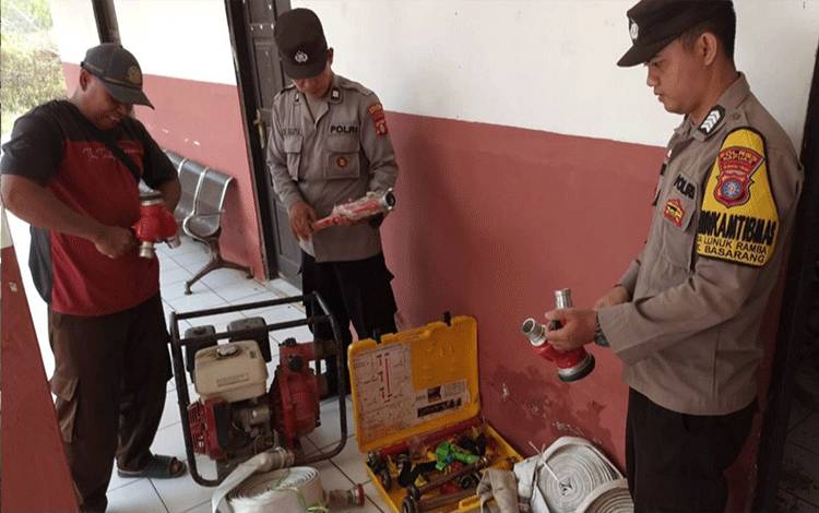 Kesiapsiagaan Tangani Karhutla, Polsek Basarang Monitoring dan Cek Sarpras Damkar