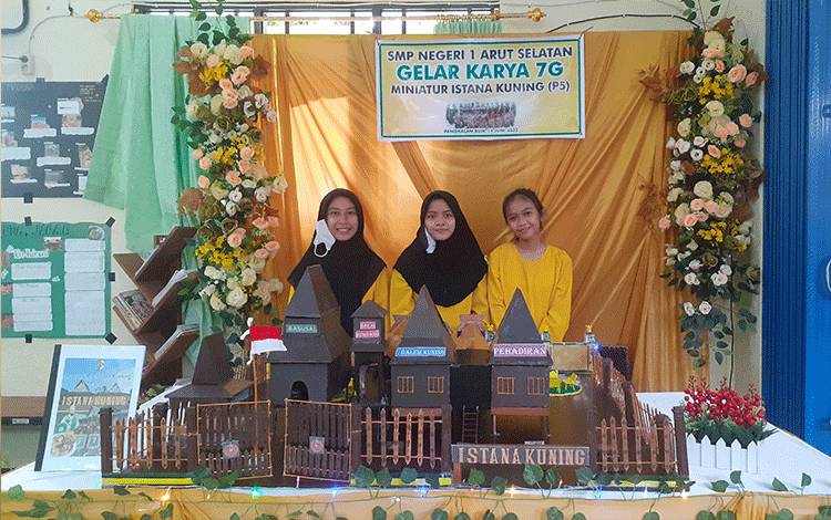 Siswa SMPN 1 Arut Selatan Gelar P5, Tampilkan Miniatur Istana Kuning