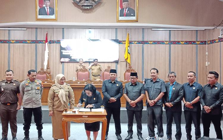 DPRD Kotim Setujui Raperda Penetapan Desa dan Raperda Pembentukan dan Penyusunan Perangkat Daerah