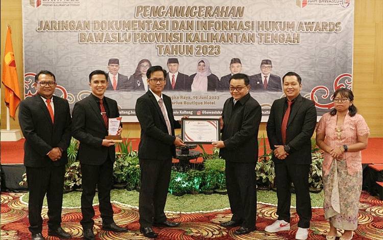 Bawaslu Barito Timur Raih Penghargaan Terbaik III JDIH Award Bawaslu Kalteng
