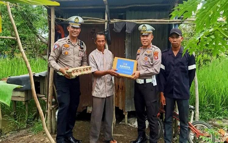 Disela Patroli, Satlantas Polres Kapuas Bagikan Sembako ke Warga Kurang Mampu