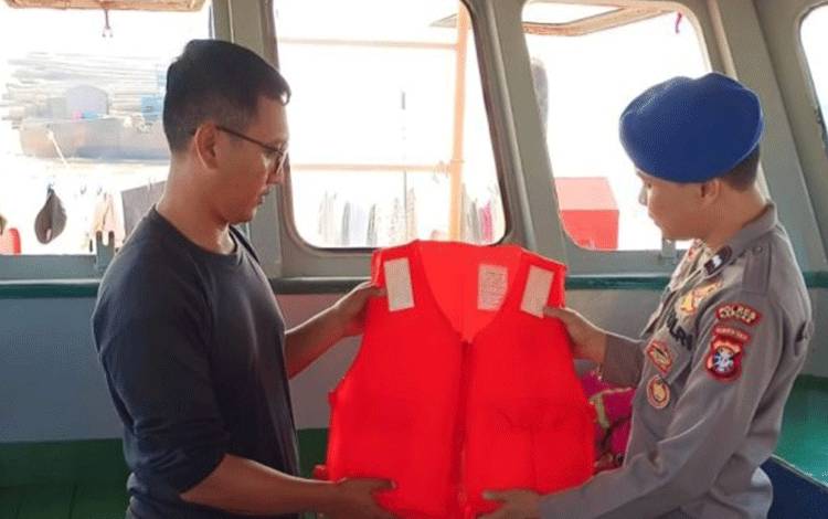 Personel Satpolairud Polres Kapuas Rutin Cek Kelengkapan Alat Keselamatan Kapal?