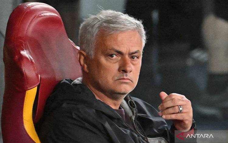 Mourinho Diskors Empat Pertandingan Eropa Karena Lecehkan Wasit